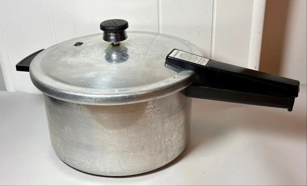 Vintage Presto 6 Quart Aluminum Pressure Cooker Model 01/PCA6 w/ Jiggler